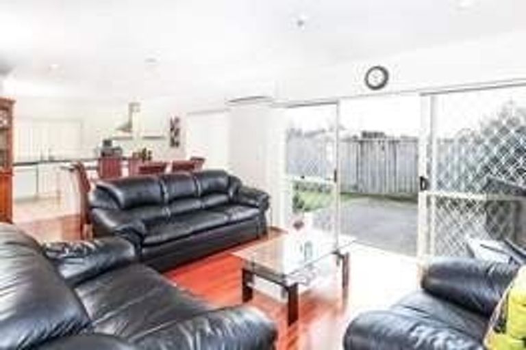 Photo of property in 64 Glenveagh Park Drive, Weymouth, Auckland, 2103