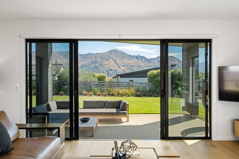 Photo of property in 9 Centre Crescent, Wanaka, 9305