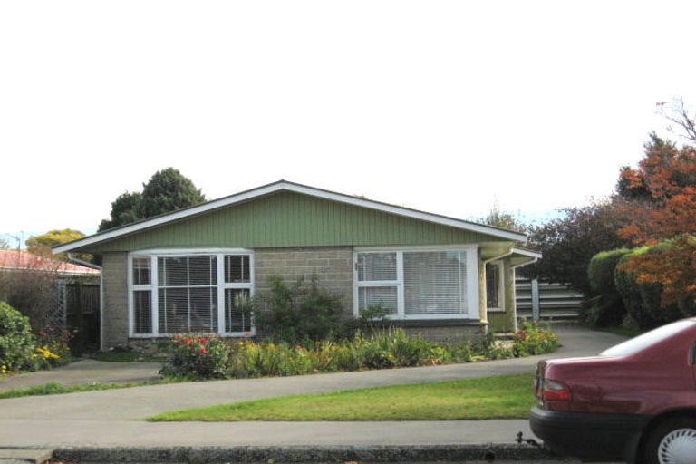 Photo of property in 76 Middlepark Road, Sockburn, Christchurch, 8042