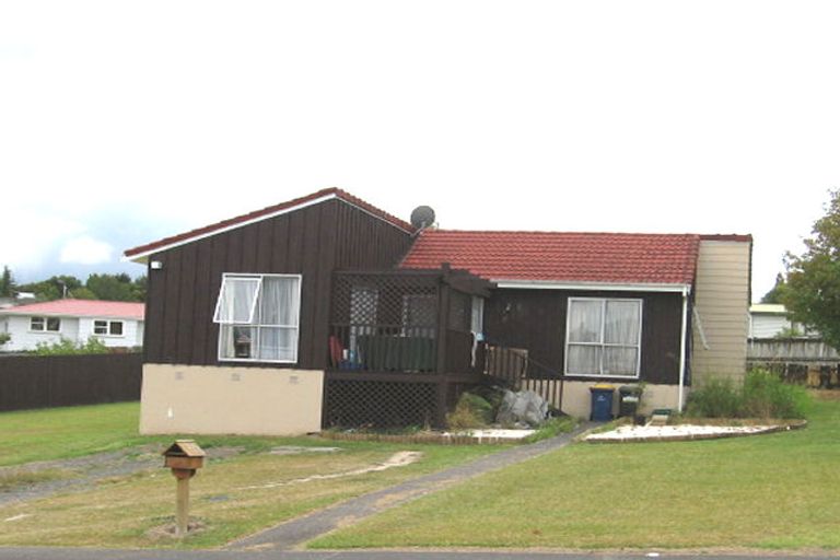 Photo of property in 10 West Harbour Drive, West Harbour, Auckland, 0618