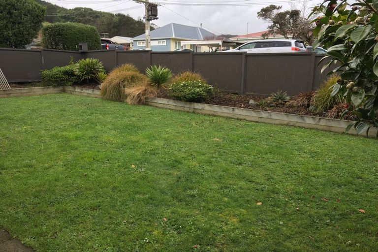Photo of property in 21 Mexted Terrace, Tawa, Wellington, 5028