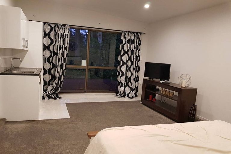 Photo of property in 1/44 Deuxberry Avenue, Northcote, Auckland, 0627