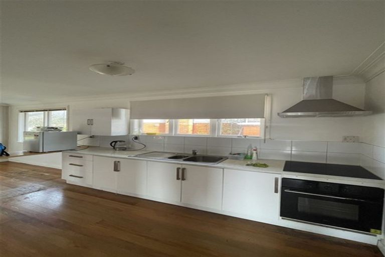 Photo of property in 19 Yeovil Road, Te Atatu Peninsula, Auckland, 0610