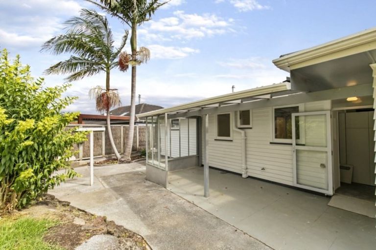 Photo of property in 68 Selwyn Crescent, Forrest Hill, Auckland, 0620