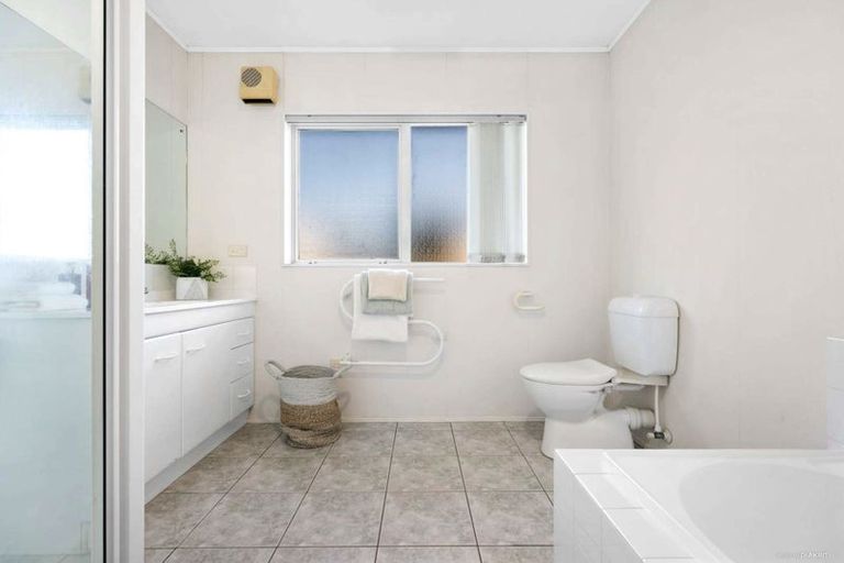 Photo of property in 1/11 Keswick Close, Northpark, Auckland, 2013