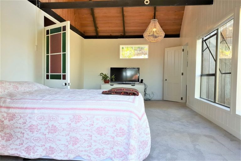 Photo of property in 62 Caton Road, Waitakere, Henderson, 0782