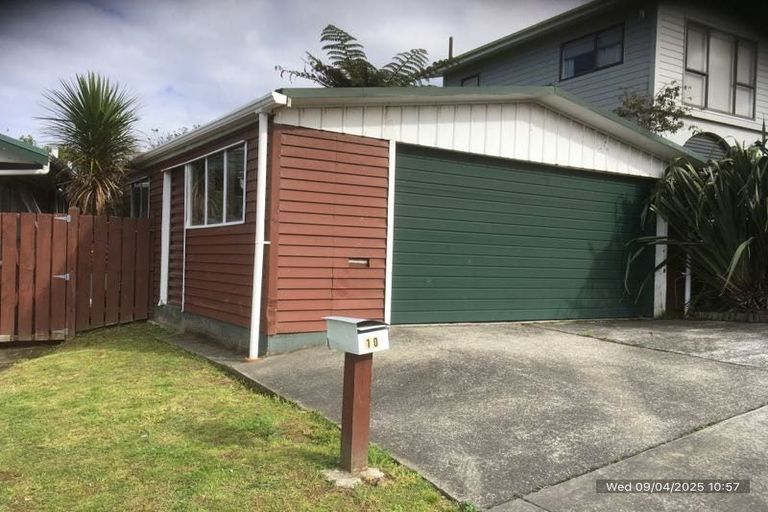 Photo of property in 10 Cheltenham Terrace, Newlands, Wellington, 6037