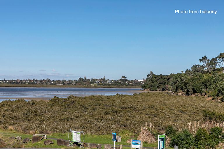 Photo of property in 11k Clearwater Cove, West Harbour, Auckland, 0618