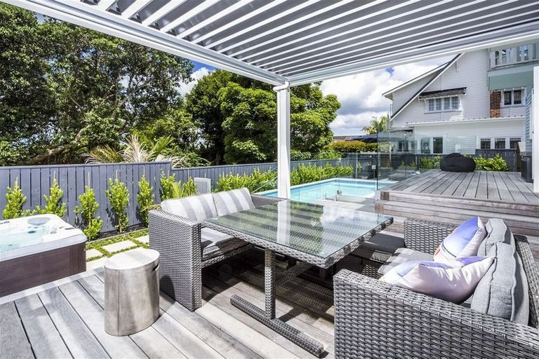 Photo of property in 209 Hurstmere Road, Takapuna, Auckland, 0622