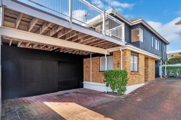 Photo of property in 2/20 Takutai Avenue, Bucklands Beach, Auckland, 2012