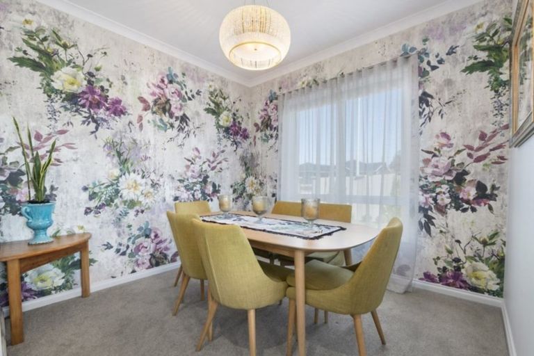 Photo of property in 124 Johnstone Drive, Fitzherbert, Palmerston North, 4410