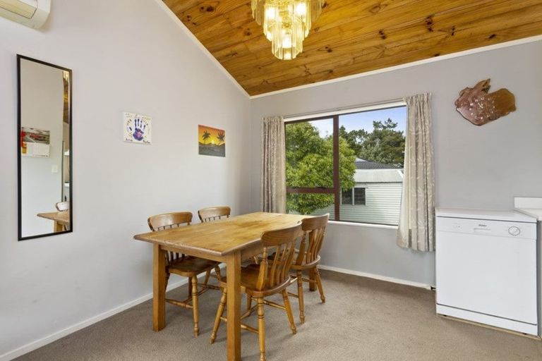 Photo of property in 3 Lorena Place, West Harbour, Auckland, 0618