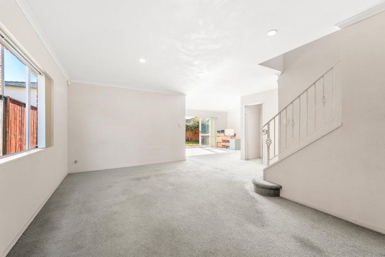 Photo of property in 42 Lilybank Crescent, East Tamaki, Auckland, 2013