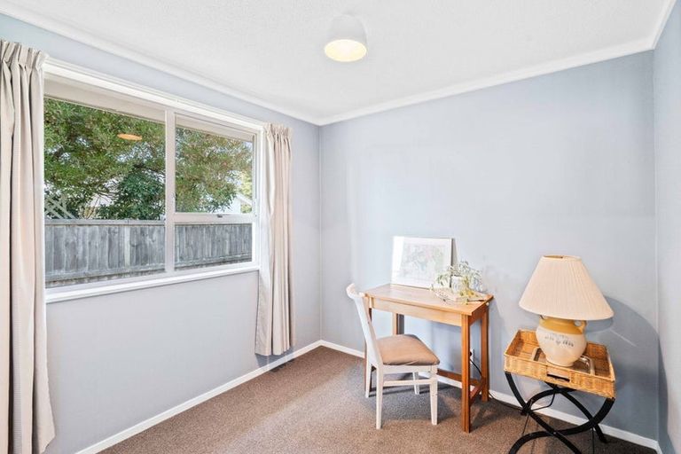Photo of property in 37 Oakley Crescent, Hornby, Christchurch, 8042