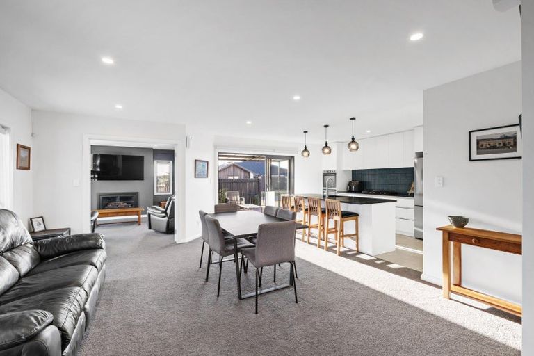 Photo of property in 32 Atlantic Drive, Fitzherbert, Palmerston North, 4410