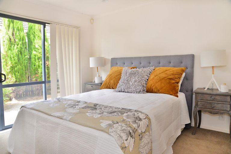 Photo of property in 2 Hazards Road, Weymouth, Auckland, 2103