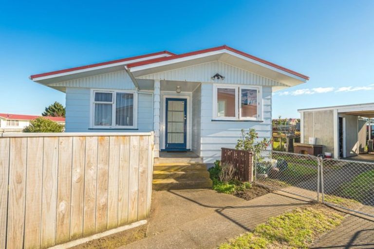 Photo of property in 21 Gibbons Crescent, Castlecliff, Whanganui, 4501