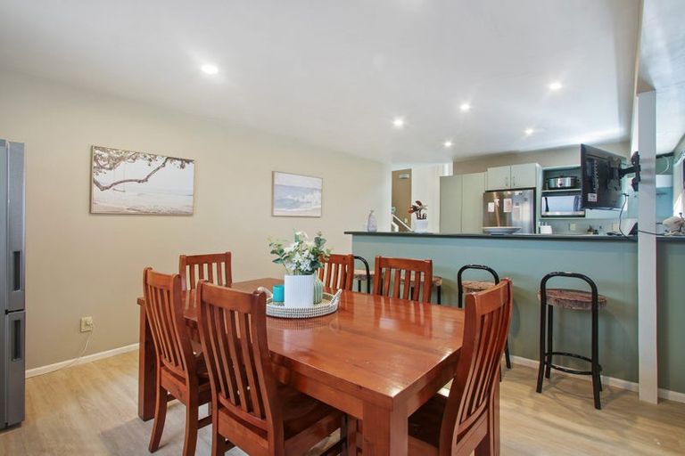 Photo of property in 16a Kingsclere Place, Goodwood Heights, Auckland, 2105