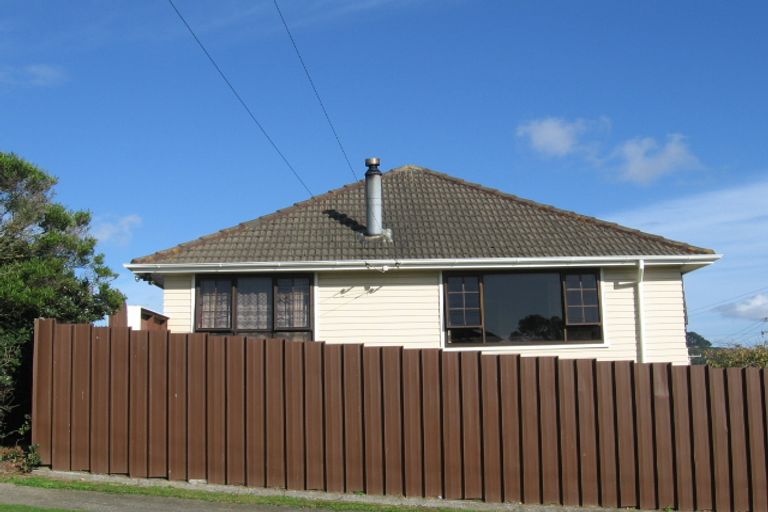 Photo of property in 2 Dumont Place, Cannons Creek, Porirua, 5024