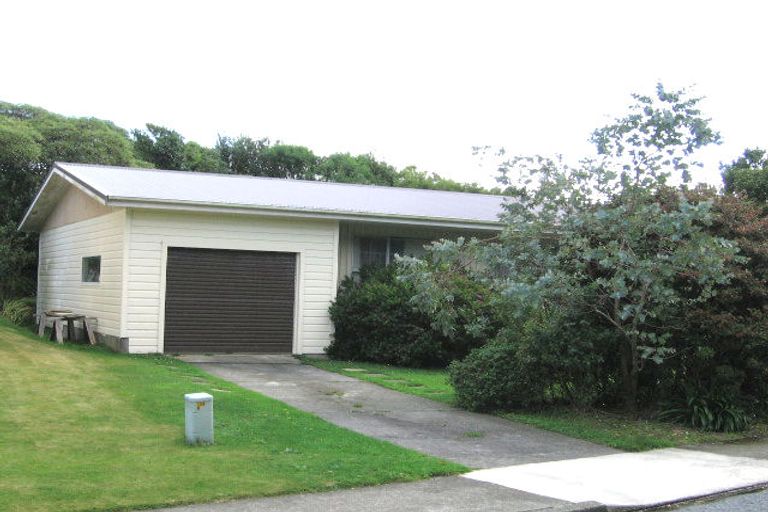 Photo of property in 2 Bloomsbury Grove, Newlands, Wellington, 6037