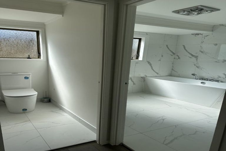 Photo of property in 1 Elsted Place, Goodwood Heights, Auckland, 2105