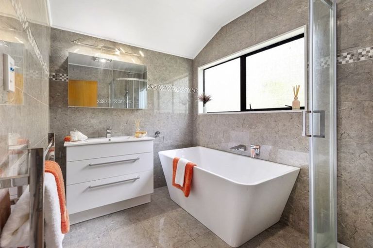 Photo of property in 18 Ordley Grove, Tawa, Wellington, 5028