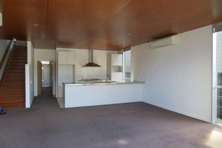 Photo of property in 10/3 Severn Street, Island Bay, Wellington, 6023