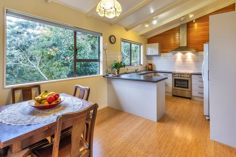 Photo of property in 39 Trias Road, Totara Vale, Auckland, 0629