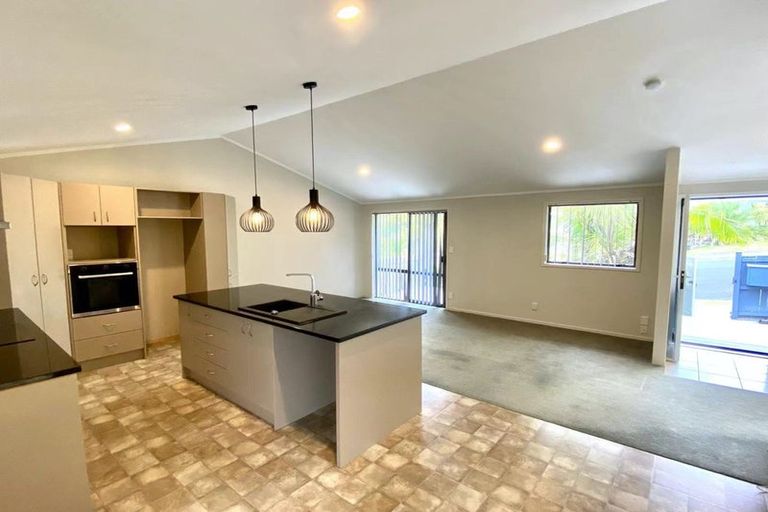 Photo of property in 11 Sumich Place, West Harbour, Auckland, 0618