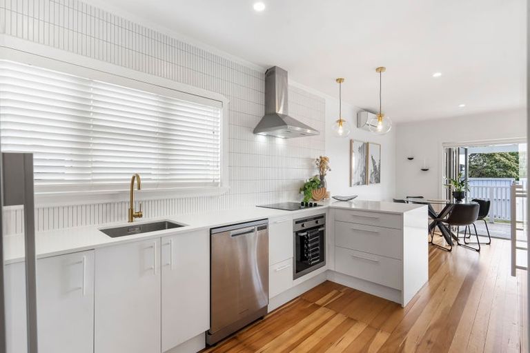 Photo of property in 1/8 West Lynn Road, Titirangi, Auckland, 0604