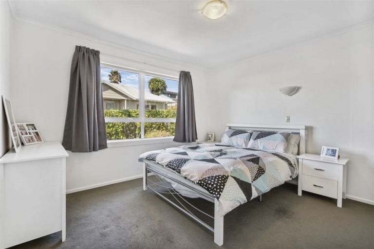 Photo of property in 2/28 Bay Street, Red Beach, 0932