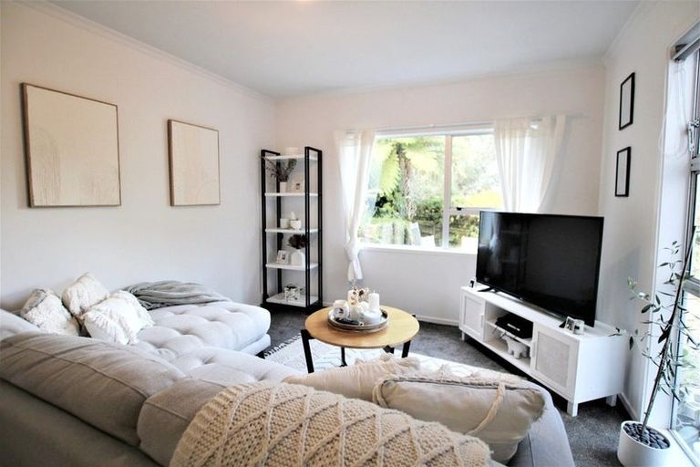 Photo of property in 27 Malters Place, Browns Bay, Auckland, 0630