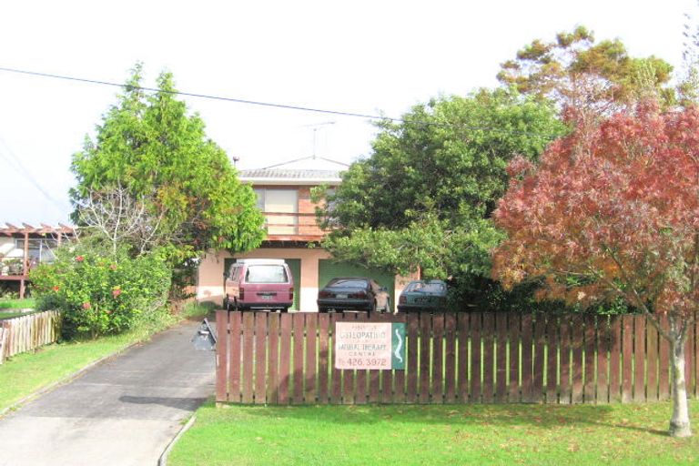 Photo of property in 17 Red Beach Road, Red Beach, 0932