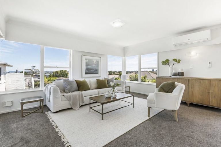 Photo of property in 2/12 Westwell Road, Belmont, Auckland, 0622