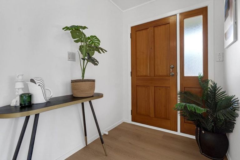 Photo of property in 9 Wyatt Place, Glendene, Auckland, 0602