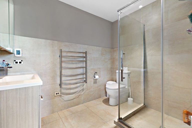 Photo of property in 41 Namsan Close, Fairview Heights, Auckland, 0632