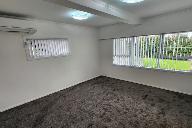 Photo of property in 623 Glenfield Road, Totara Vale, Auckland, 0629