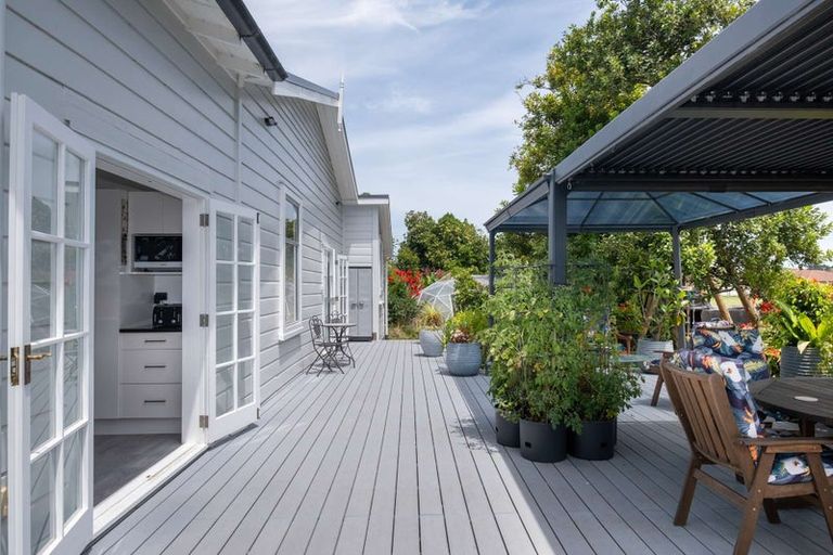 Photo of property in 104 Ferry Road, Clive, 4102