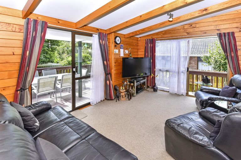 Photo of property in 2/90 Wattle Farm Road, Wattle Downs, Auckland, 2103
