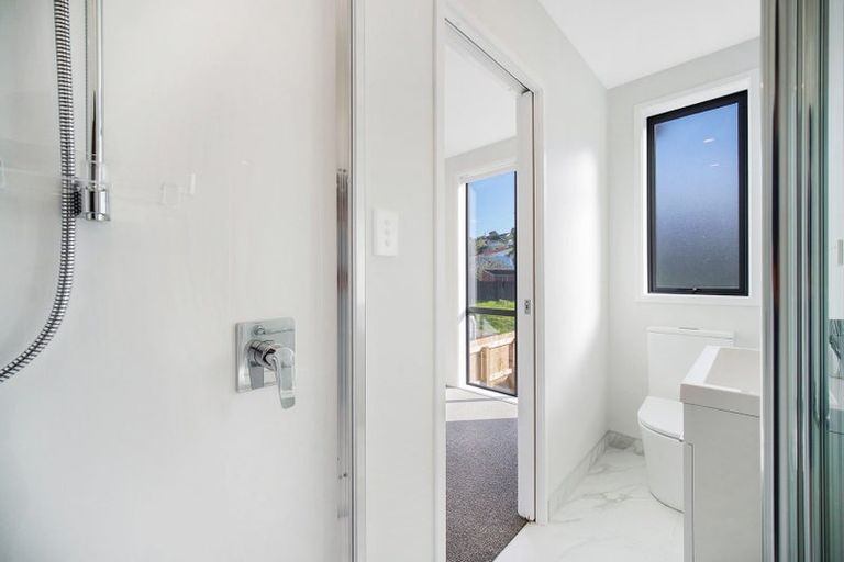 Photo of property in 7/31 Ayton Drive, Totara Vale, Auckland, 0629