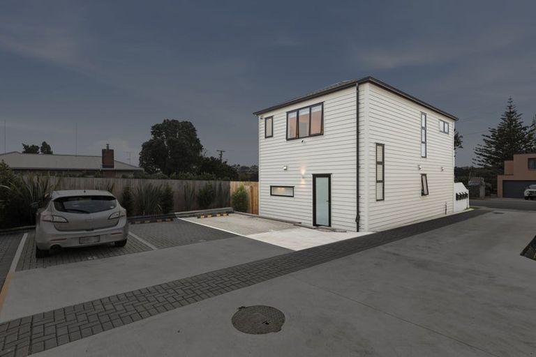 Photo of property in 2/2 Chapman Road, Te Atatu Peninsula, Auckland, 0610