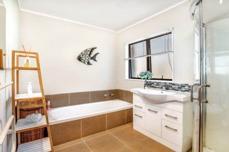 Photo of property in 2/44 Darren Crescent, Half Moon Bay, Auckland, 2012