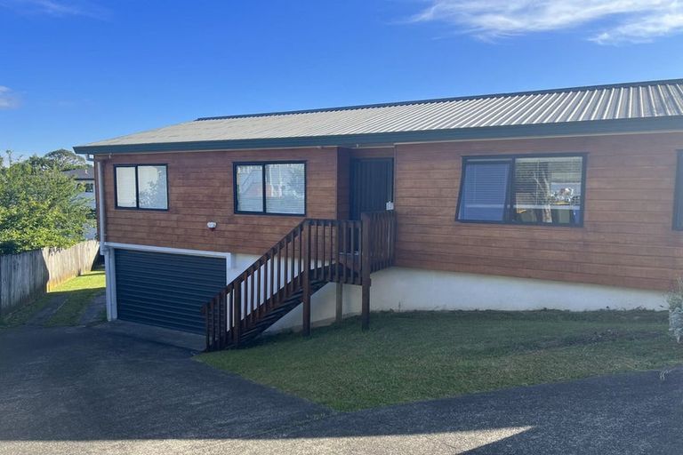 Photo of property in 2/5 Mchardy Place, Glenfield, Auckland, 0627