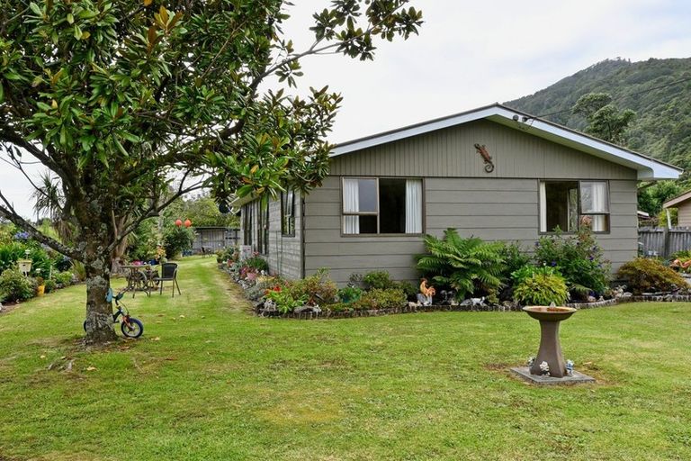 Photo of property in 11 Corbett Street, Hector, 7822