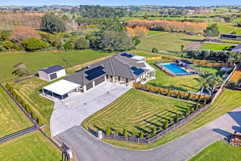 Photo of property in 8 Meadowview Close, Waiuku, 2123