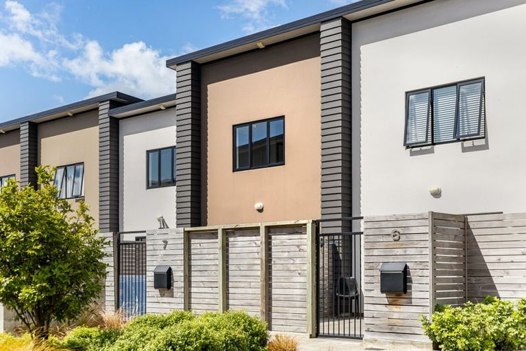 Photo of property in 7/9 Surrey Street, Tawa, Wellington, 5028