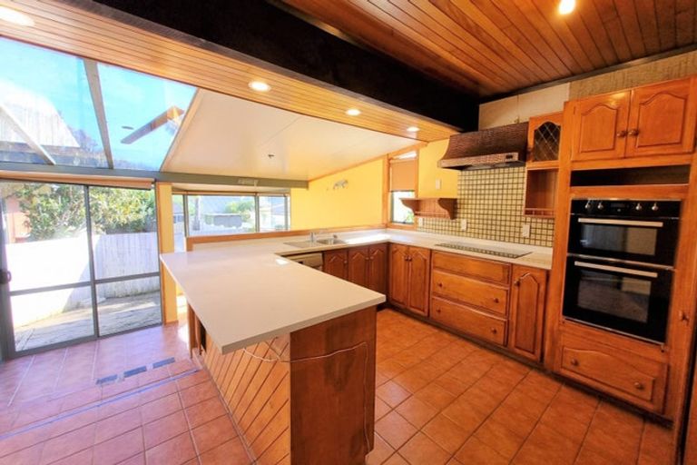 Photo of property in 62 Divich Avenue, Te Atatu South, Auckland, 0610