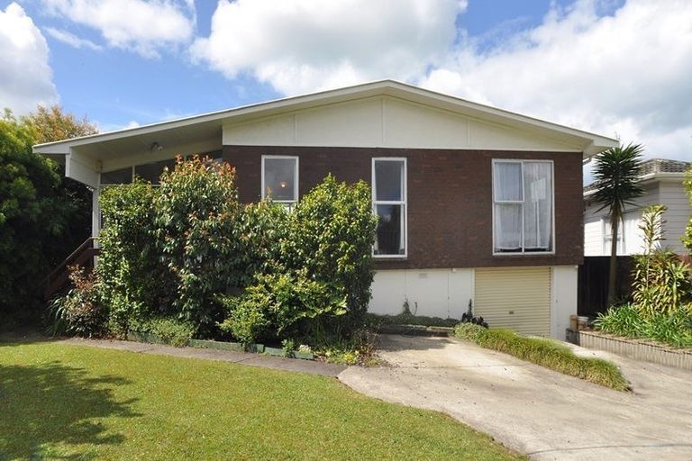 Photo of property in 15 Salamanca Road, Sunnynook, Auckland, 0620