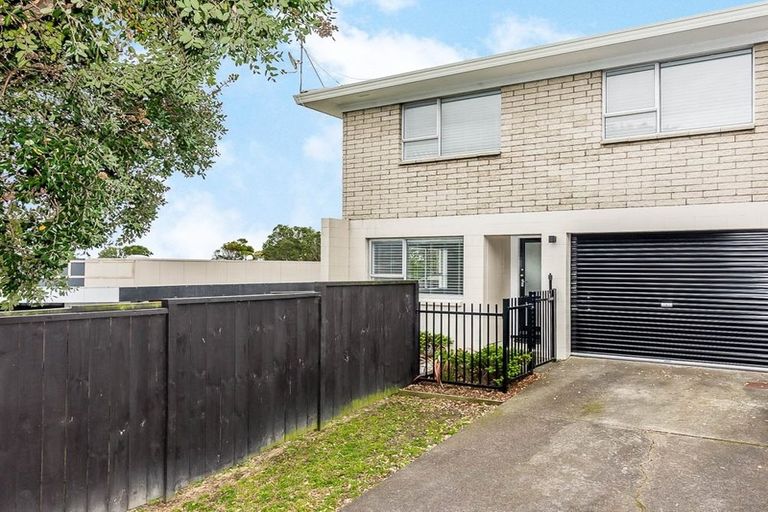 Photo of property in 1/81 West Coast Road, Glen Eden, Auckland, 0602