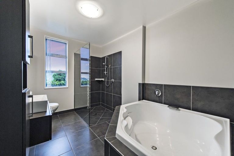 Photo of property in 2 Redcliffs View Lane, Redcliffs, Christchurch, 8081